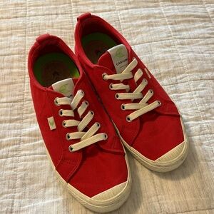 Cariuma Oca Low Canvas Shoes